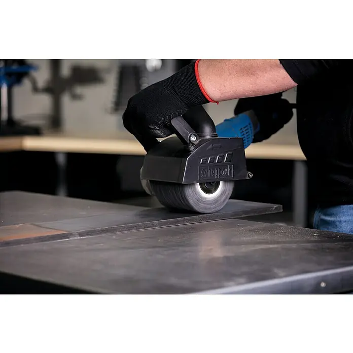 Scheppach Bürstenwalze Siliziumkarbid - Durchmesser: 125 mm, Passend für: Scheppach Satiniermaschine MRS1300 - Ein Arbeiter benutzt eine Scheppach Bürstenschleifmaschine, um Metall zu bearbeiten. Ideal für professionelle Metallbearbeitung und Heimwerkerprojekte.