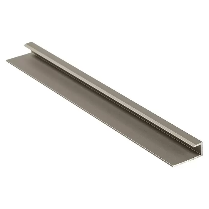 Grosfillex Wall+ Einfassprofil - 2.600 x 18 x 6 mm, Titan - Gebürstetes Metallprofil, silberfarben, mit ausgeprägtem U-förmigem Kanal.