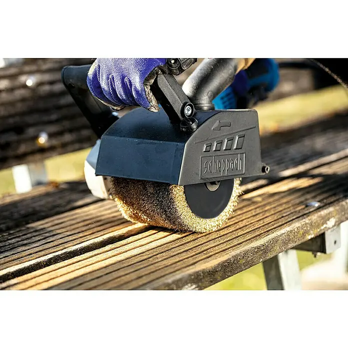 Scheppach MetalldrahtbürsteDurchmesser: 125 mm, Passend für: Scheppach Multischleifer MRS1300 - Eine Scheppach Bürstenmaschine in Aktion, die eine Holzoberfläche reinigt. Ideal für die Holzpflege im Außenbereich, mit Schutzhandschuhen.