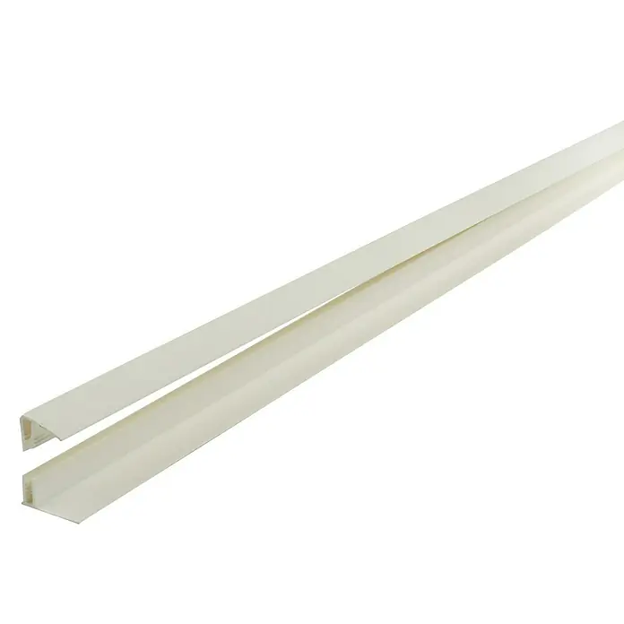 Grosfillex Abschluss- & Einfassprofil - Weiß, 2.600 x 11 x 20 mm - Nahaufnahme von zwei weißen Kabelkanälen aus Kunststoff vor schwarzem Hintergrund, ideal für die ordentliche Kabelführung im Innenbereich.