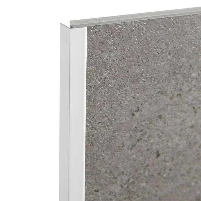 Grosfillex Wall+ Winkelleiste außen - 2.600 x 12 x 12 mm, Weiß - Nahaufnahme eines Wandfliesenprofils in Weiß, das eine saubere und moderne Kante für Fliesenabschlüsse bietet und die Ästhetik des Raumes verbessert.