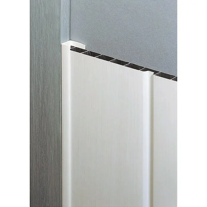Grosfillex Abschlussprofil - Weiß, 2.600 x 110 x 20 mm - Diese Nahaufnahme zeigt eine weiße Wandverkleidung mit Paneelen, die einen modernen und sauberen Look für die Inneneinrichtung bietet.