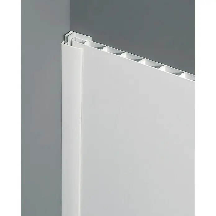 Grosfillex Abschluss- & Einfassprofil - Weiß, 2.600 x 11 x 20 mm - Nahaufnahme einer weißen Wandverkleidung mit Hohlkammerprofil und Eckleiste, ideal für die Innenraumgestaltung und Renovierung.