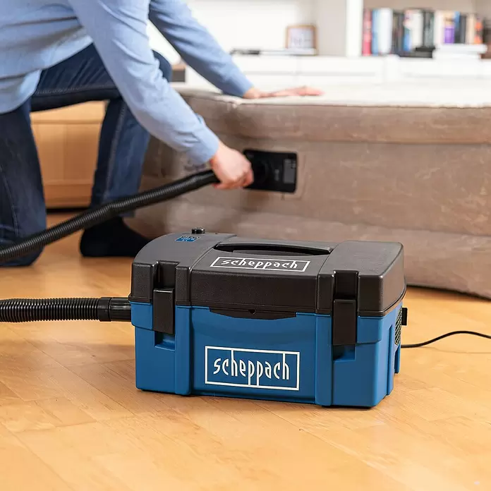 Scheppach Equipo de aspiración HD2P - Potencia de aire máx.: 120 m³/h, Capacidad del depósito: 5 l, 1.250 W - Aspiradora Scheppach azul y negra para líquidos y sólidos inflando un colchón de aire.