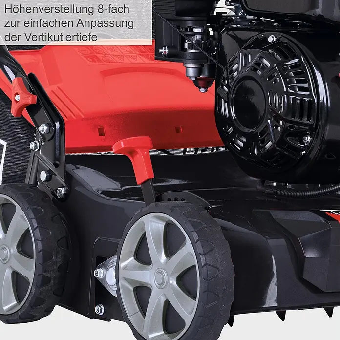 Scheppach Benzin-Vertikutierer SC55P - 4 kW, Arbeitsbreite: 40 cm - Detailansicht eines Rasenlüfters mit schwarzem Motor und roten Akzenten. Die Höhenverstellung ist 8-fach anpassbar.