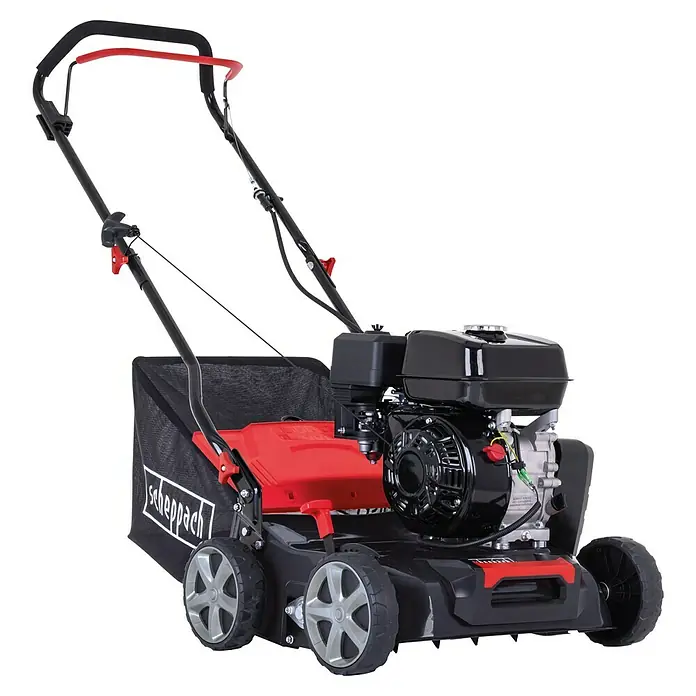 Scheppach Benzin-Vertikutierer SC55P - 4 kW, Arbeitsbreite: 40 cm - Das Bild zeigt einen Scheppach Rasenlüfter mit einem schwarzen Fangkorb, einem roten Gehäuse und einem schwarzen Motor vor einem schwarzen Hintergrund.