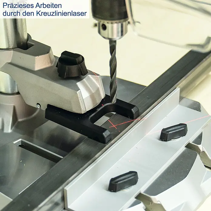 Scheppach Tischbohrmaschine DP55 - 710 W, Leerlaufdrehzahl: 500 U/min - 2.600 U/min, Spannweite Bohrfutter: 1,5 mm - 13 mm - Präzises Arbeiten mit dem Kreuzlinienlaser. Die Bohrmaschine mit Laser ermöglicht exakte Bohrungen.