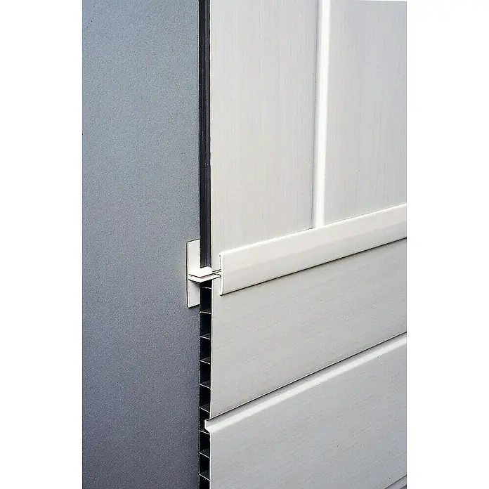 Grosfillex H-Profil - Weiß, 2.600 x 11 x 20 mm - Nahaufnahme einer weißen Wandpaneel-Installation mit Zierleisten und Verbindungsstücken, die die Details und die Bauweise hervorhebt.