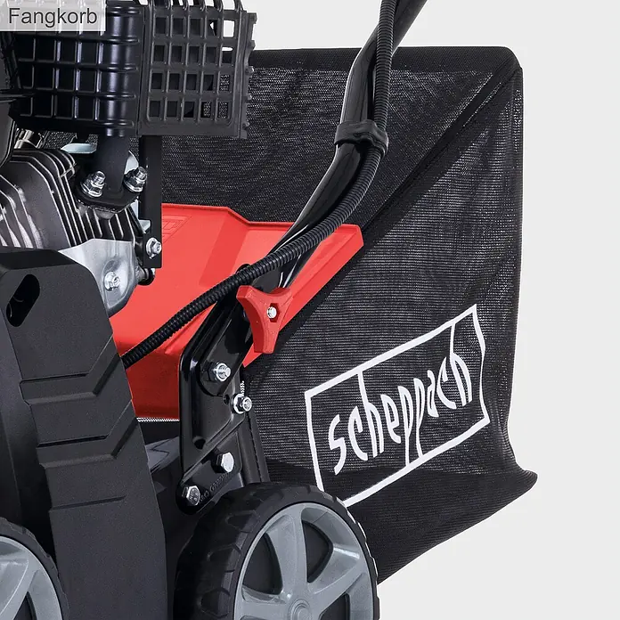 Scheppach Benzin-Vertikutierer SC55P - 4 kW, Arbeitsbreite: 40 cm - Detailansicht des Scheppach Vertikutierers mit Fangkorb und Motor. Das Gerät ist schwarz, rot und silberfarben.