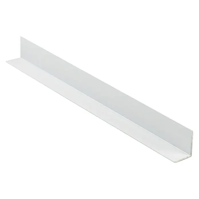 Grosfillex Wall+ Winkelleiste außen - 2.600 x 12 x 12 mm, Weiß - Nahaufnahme einer weißen Winkelschiene auf schwarzem Hintergrund. Das Produkt ist scharf und deutlich erkennbar.