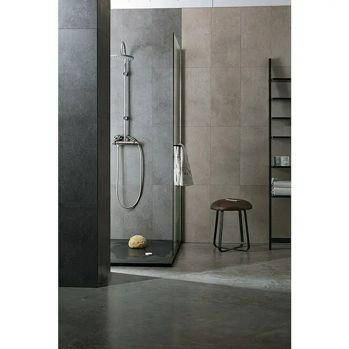 Grosfillex Wall+ Wandpaneel - Cream Slate, 600 x 300 x 5 mm, 11 Stk. - Modernes Badezimmer-Interieur mit Regendusche, Glaswand, Sitzhocker und Regal. Elegantes Design für ein entspannendes Duscherlebnis.