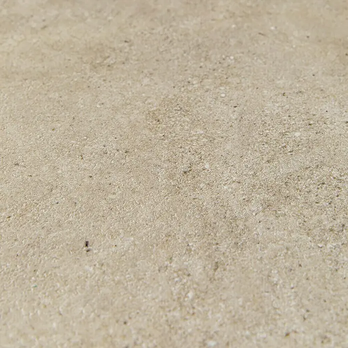 Grosfillex Wall+ Wandpaneel - Cream Slate, 600 x 300 x 5 mm, 11 Stk. - Nahaufnahme einer beigen Keramikfliese mit dezenter Maserung, ideal für moderne Wohnräume und stilvolle Bodenbeläge.