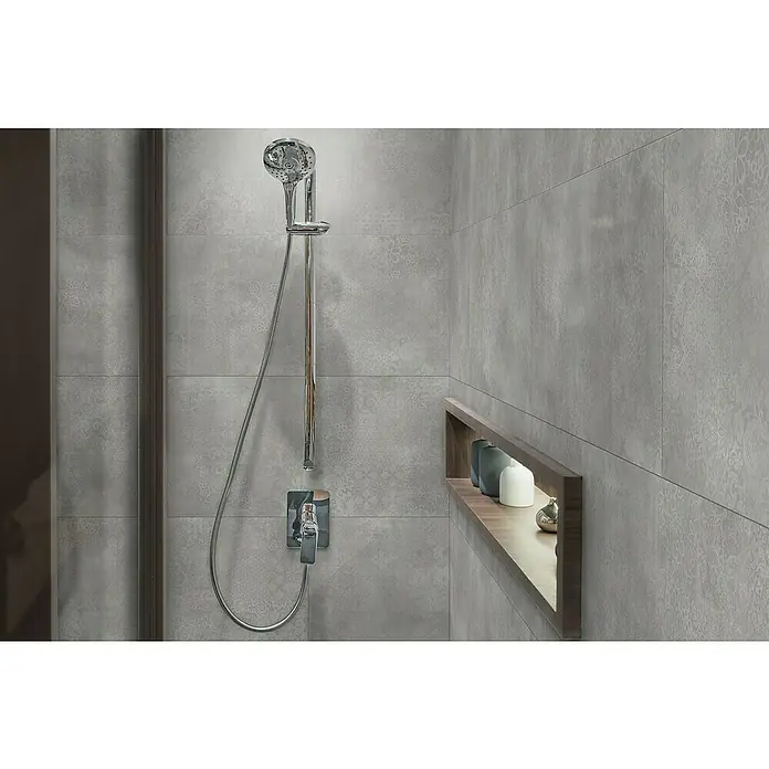 Grosfillex Wall+ Wandpaneel - Cement Flow, 900 x 450 x 5 mm - Detaillierter Blick auf eine moderne Duschkabine mit stilvoller Armatur und praktischer Ablagefläche für Badutensilien.