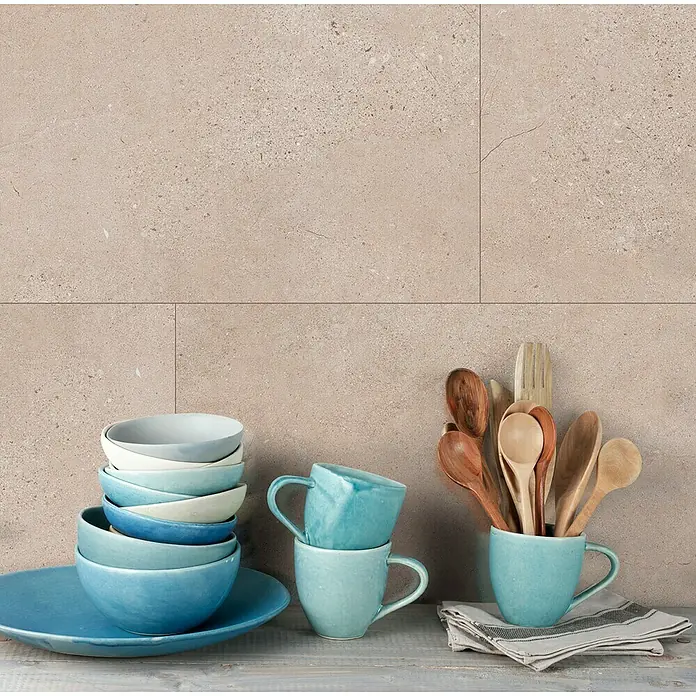 Grosfillex Wall+ Wandpaneel - Cream Slate, 600 x 300 x 5 mm, 11 Stk. - Küchenstillleben mit blauen Schüsseln und Tassen, dazu Holzlöffel, vor einer stilvollen, strukturierten Wand.