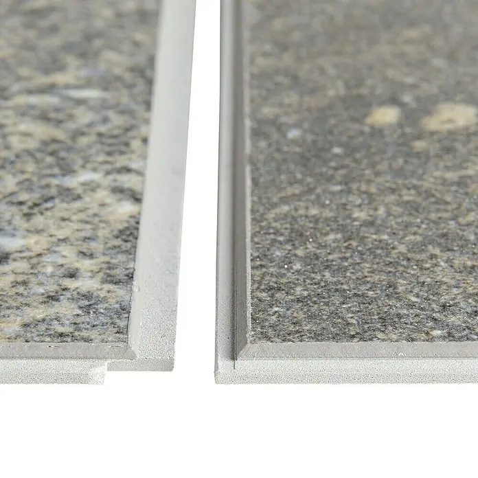 Grosfillex Wall+ Wandpaneel - 600 x 300 x 5 mm, Dark Stone, 11 Stk. - Detailaufnahme von zwei verbundenen Quarzit-Wandpaneelen mit schmaler, hellgrauer Fuge für stilvolle Innenräume.