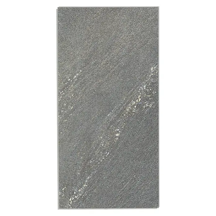 Grosfillex Wall+ Wandpaneel - 600 x 300 x 5 mm, Dark Stone, 11 Stk. - Nahaufnahme einer großen grauen Bodenfliese mit subtilen weißen Sprenkeln und einer leicht strukturierten Oberfläche.