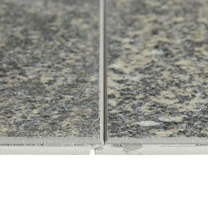 Grosfillex Wall+ Wandpaneel - Dark Stone, 900 x 450 x 5 mm - Nahaufnahme von grauen Bodenfliesen mit hellgrauen Fugen, die ein modernes und sauberes Erscheinungsbild bieten.