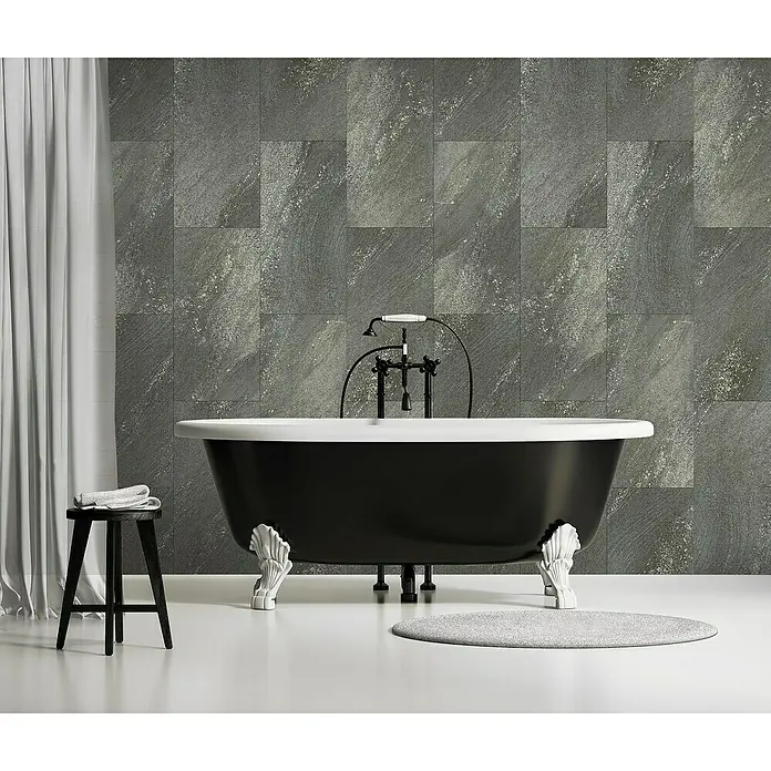 Grosfillex Wall+ Wandpaneel - Dark Stone, 600 x 300 x 5 mm, 11 Stk. - Elegante freistehende Badewanne mit weißem Rand und Füßen im luxuriösen Badezimmer. Stilvolles Design für entspannende Momente.