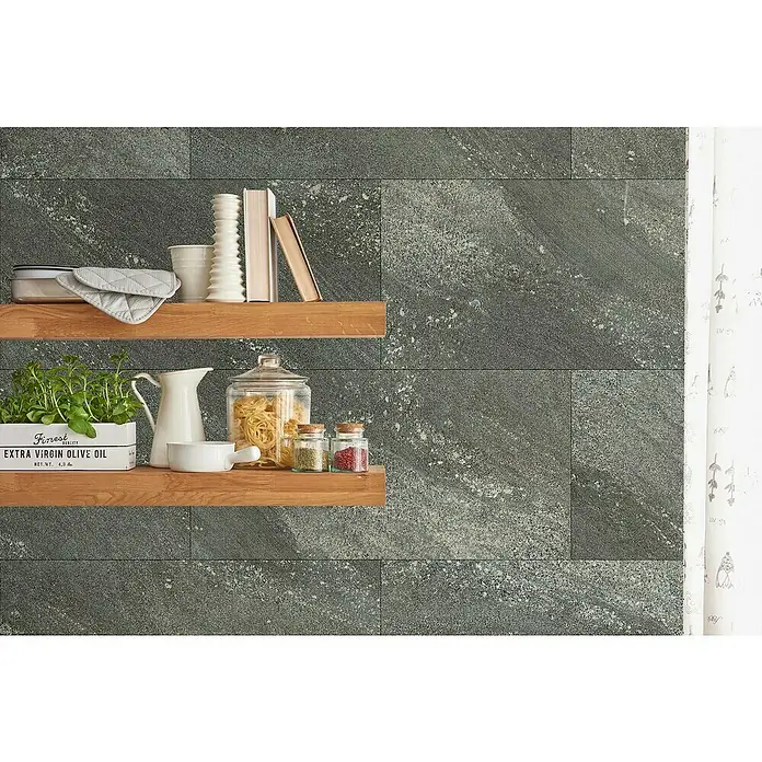 Grosfillex Wall+ Wandpaneel - 600 x 300 x 5 mm, Dark Stone, 11 Stk. - Aufnahme von Regalen an einer grauen Wand mit Utensilien wie Geschirr, Kochbüchern und Zutaten in Gläsern.