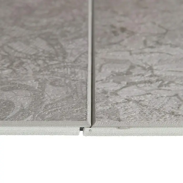 Grosfillex Wall+ Wandpaneel - Cement Flow, 900 x 450 x 5 mm - Nahaufnahme von zwei grauen Keramikfliesen mit Fugenmörtel. Zeigt die Textur und die Details der Fliesenoberfläche.