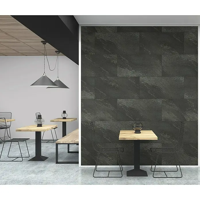 Grosfillex Wall+ Wandpaneel - Dark Stone, 900 x 450 x 5 mm - Holztisch mit schwarzem Metallgestell und passenden Stühlen vor einer Wand mit dunklen Steinpaneelen, elegante und moderne Essbereich-Gestaltung.