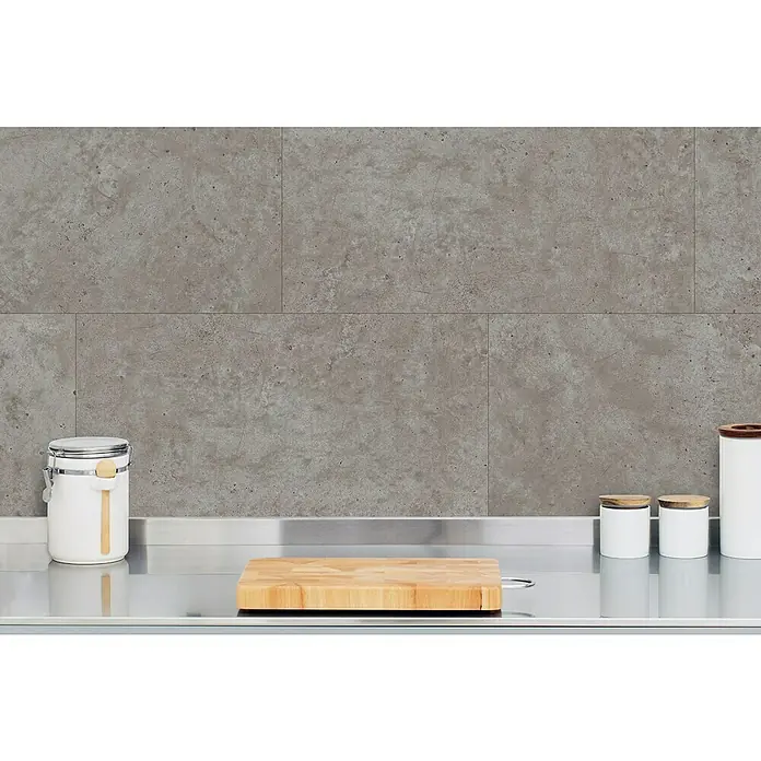 Grosfillex Wall+ Wandpaneel - Grey Concrete, 600 x 300 x 5 mm - Küchenansicht mit Schneidebrett, Vorratsdosen und grauen Wandfliesen für eine stilvolle und funktionale Küchengestaltung.