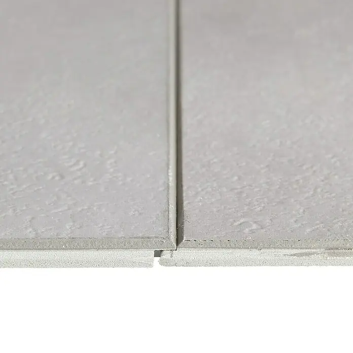Grosfillex Wall+ Wandpaneel - Grey Cement, 900 x 450 x 5 mm - Nahaufnahme von modularen Deckenplatten, die die Textur und die präzisen Verbindungen des Designs hervorheben.