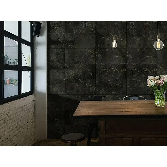 Grosfillex Wall+ Wandpaneel - Black Marble, 600 x 300 x 5 mm - Elegantes Interieur mit dunklem Marmorhintergrund, Holztisch mit Blumen und stilvollen Glühbirnen.