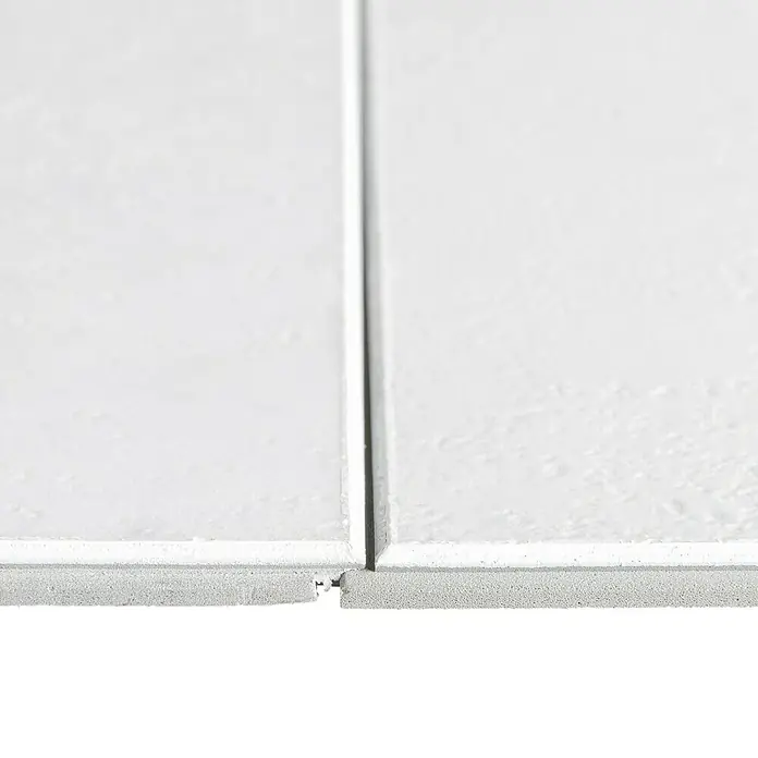 Grosfillex Wall+ Wandpaneel - White Stone, 600 x 300 x 5 mm - Nahaufnahme von weißen Akustikdeckenplatten mit einer schmalen Fuge, die die Platten sauber voneinander trennt.