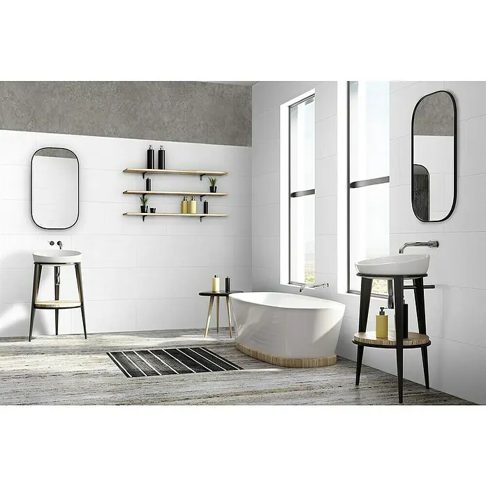 Grosfillex Wall+ Wandpaneel - White Stone, 600 x 300 x 5 mm - Modernes Badezimmer-Design mit freistehender Badewanne, Waschtischen und minimalistischen Spiegeln. Elegante Holzregale und graue Akzentwand vervollständigen das Bild.