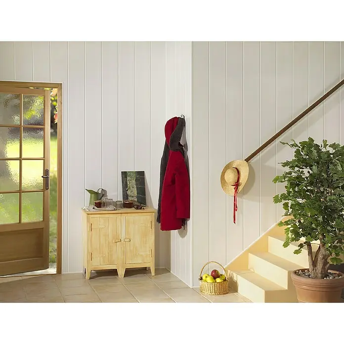 Grosfillex Wandpaneel Exapan - Weiß, 2.600 x 375 x 8 mm - Einladender Eingangsbereich mit Holztür, hellem Holzschrank und Dekorationen wie Hut, Jacke und Pflanzen.