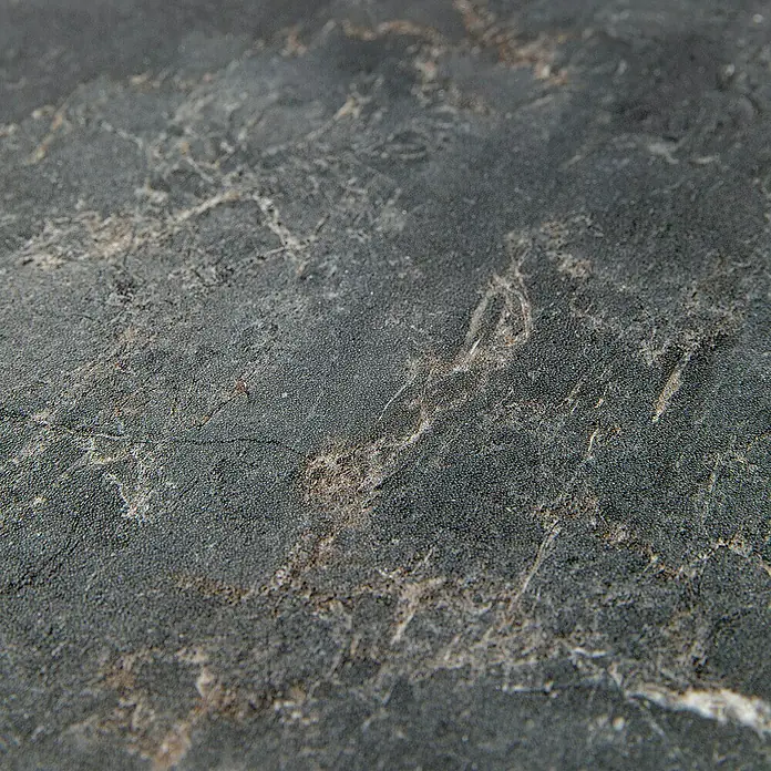 Grosfillex Wall+ Wandpaneel - Black Marble, 600 x 300 x 5 mm - Nahaufnahme einer dunklen Marmoroberfläche mit subtilen weißen und braunen Adern, ideal für hochwertige Küchentheken oder Bodenbeläge.