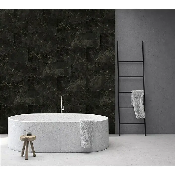 Grosfillex Wall+ Wandpaneel - Black Marble, 600 x 300 x 5 mm - Ein modernes Badezimmer mit einer freistehenden Badewanne, dunklen Marmorfliesen und einer Leiter mit Handtuch.