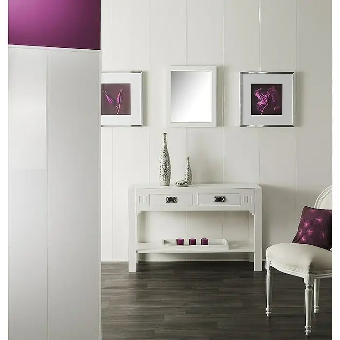 Grosfillex Wandpaneel Element Eco - Weiß glänzend, 2.600 x 350 x 5 mm - Detailaufnahme eines eleganten weißen Konsoltisches mit Spiegel und Dekorationsgegenständen in einem stilvollen Interieur.