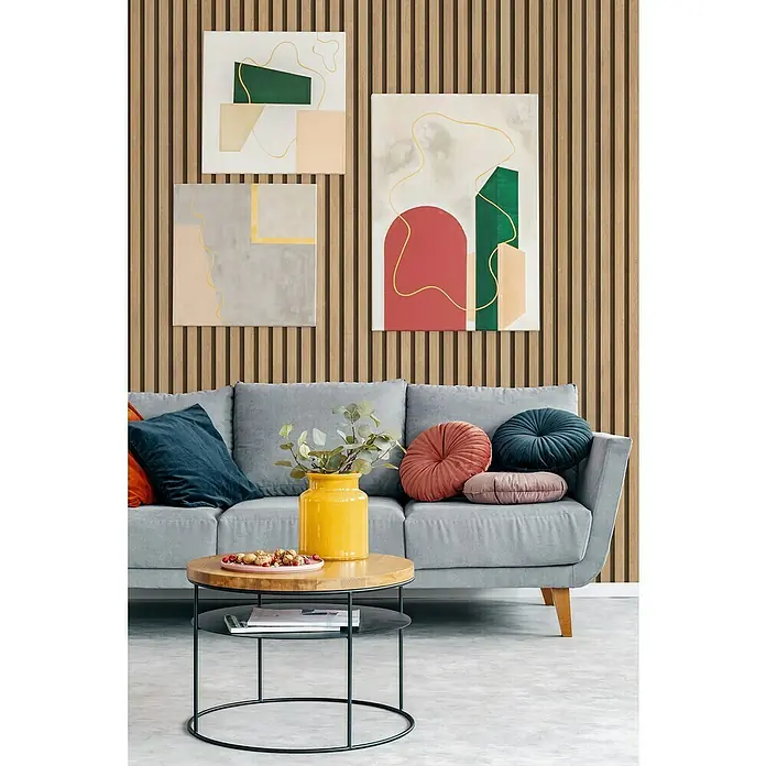 Grosfillex Wandpaneel Element 3D Linio - Linio, 2.600 x 375 x 8 mm - Stilvolles Wohnzimmerdekor mit grauem Sofa, Couchtisch und abstrakten Kunstwerken an einer Akustikpaneelwand.