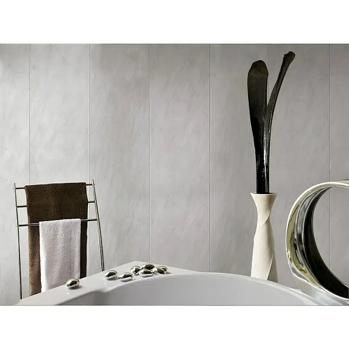 Grosfillex Wandpaneel Element Mineral Marmor grau - Marmor grau, 2.600 x 375 x 8 mm - Badezimmer-Interieur mit grauen Marmorwandpaneelen, Handtuchhalter, dekorativer Vase und Badewanne mit Ziersteinen für einen luxuriösen Touch.