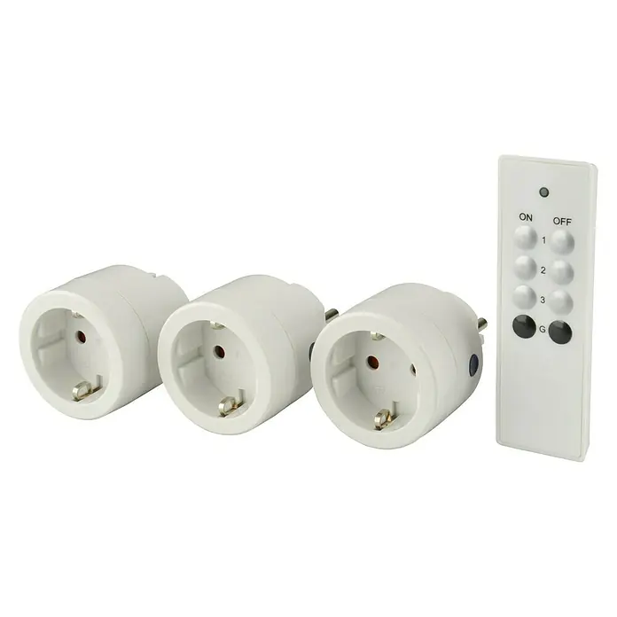 Voltomat Set de enchufes inalámbricos 4 unidades - Blanco, Alcance: 30 m - La imagen muestra tres enchufes blancos controlados a distancia y un control remoto acompañante utilizado para controlar los enchufes.