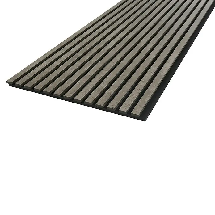 FibroTech Akustikpaneel Stone - Cement Stone, L x B x S: 2.440 x 520 x 18 mm - Das Bild zeigt eine Akustikpaneel mit vertikalen Lamellen in Grautönen, die auf einer dunkleren Unterlage befestigt sind, ideal für Schallschutz.