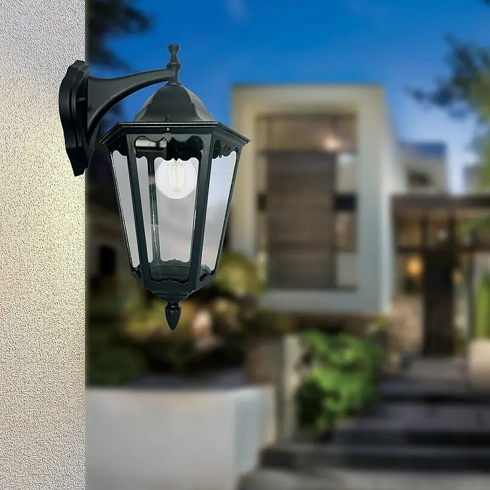 Panaled Vagg Aplique exterior - 60 W, 28,3 x 22,4 x 42 cm, Negro, IP44, Descendente - Una elegante lámpara de pared exterior negra estilo linterna. Está montada en una pared e ilumina con estilo la zona de entrada.