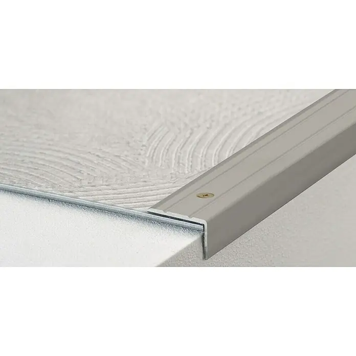 LOGOCLIC Winkelprofil 162 - Edelstahl matt, 1 m x 24,5 mm x 20 mm, Montageart: Schrauben - Detailaufnahme einer Treppenkantenprofil in Silber, das auf einer Stufe montiert ist, um die Kante zu schützen und für Sicherheit zu sorgen.