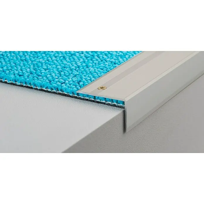 LOGOCLIC Treppenkantenprofil 293 - Edelstahl matt, 1 m x 40 mm x 25 mm, Montageart: Schrauben - Nahaufnahme einer Treppenkante mit blauem Teppich und silberfarbenem Profil, befestigt mit einer Schraube. Ideal für sichere Übergänge.