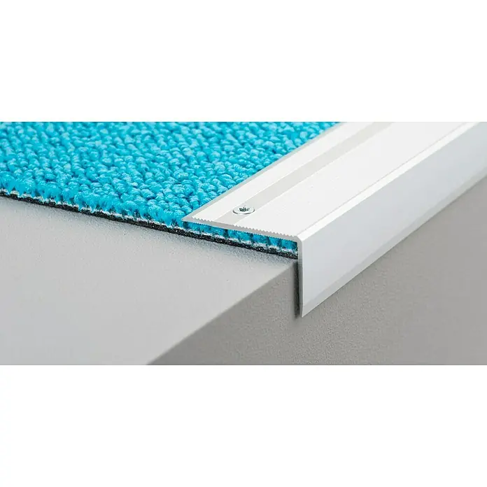 LOGOCLIC Treppenkantenprofil 293 - Silber, 2,5 m x 40 mm x 25 mm, Montageart: Schrauben - Detailaufnahme einer Treppenkante mit Teppich und silberner Abschlussleiste. Der Fokus liegt auf der sauberen Verarbeitung und dem Übergang.