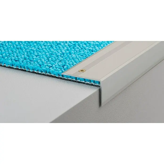 LOGOCLIC Treppenkantenprofil 293 - Edelstahl matt, 2,5 m x 40 mm x 25 mm, Montageart: Schrauben - Nahaufnahme eines silberfarbenen Treppenkantenprofils, das an einem blauen Teppich befestigt ist und einen sauberen Übergang zu einem Treppenabsatz bildet.