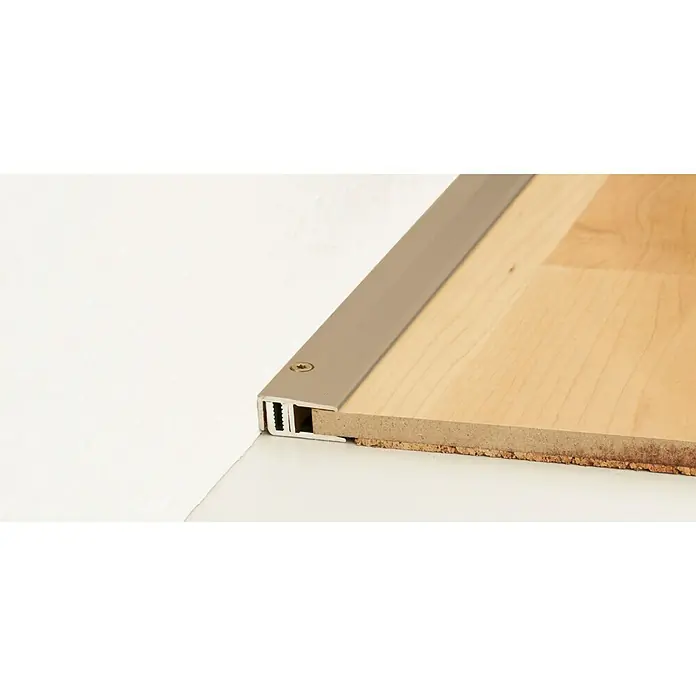 LOGOCLIC Abschlussprofil 222 - Edelstahl matt, 0,9 m x 21 mm, Montageart: Schrauben - Bild eines Treppenkantenprofils aus Aluminium.