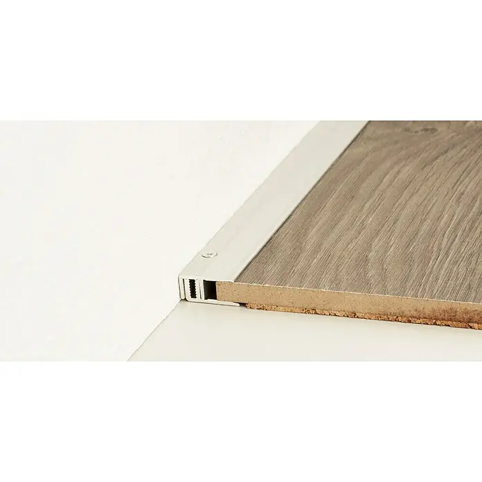 LOGOCLIC Abschlussprofil 222Silber, 2,7 m x 21 mm, Montageart: Schrauben - Das Bild zeigt ein Laminatprofil in Silber, das an einer Laminatkante befestigt ist. Es ist eine praktische Lösung für Bodenübergänge.