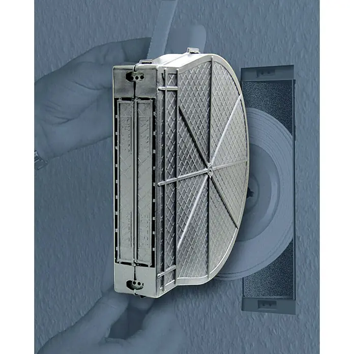 Schellenberg Recogedor de persiana - 137 x 46 x 168 mm, Distancia entre orificios: 135 mm - Primer plano de una rejilla de ventilación con persianas y estructura de panal, montada en una pared azul.