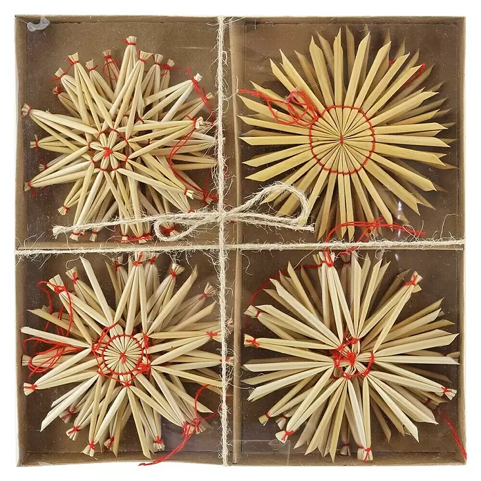 Christbaumschmuck Strohsterne - Braun, Rot, Stroh, 16 Stk., Durchmesser: 11 cm - Vier Strohsterne mit roten Bindfäden, in einer Box mit Schnur verpackt.
