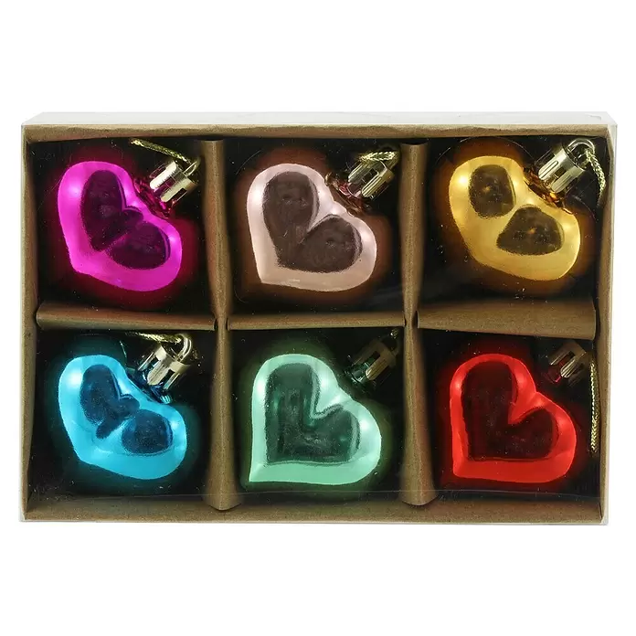Weihnachtskugeln Herz - Durchmesser: 4 cm, Mehrfarbig, 6 -tlg. - Sechs glänzende herzförmige Weihnachtsornamente in Pink, Hellbraun, Gold, Hellblau, Hellgrün und Rot, verpackt in einer braunen Box mit Trennwänden.
