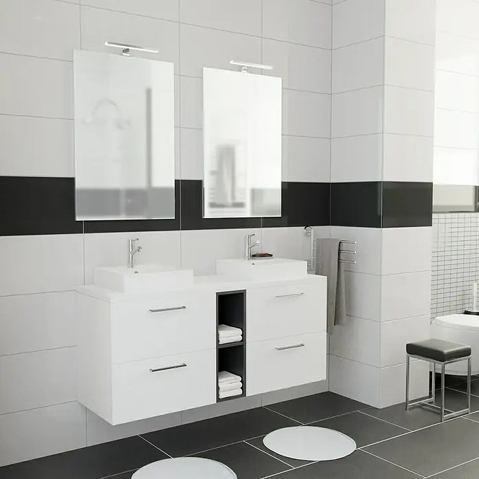 Camargue Espacio Badmöbel-Set M11 - 140 cm, Mira - Badezimmer-Interieur mit Doppelwaschtisch in Weiß, ergänzt durch zwei Spiegel und schwarze Akzente. Moderner Stil mit praktischem Stauraum.