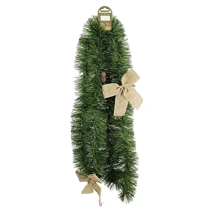Weihnachtsgirlande - Länge: 2,7 m, Kunststoff - Grüner künstlicher Weihnachtskranz, 2,70m lang, mit Juteschleifen und gefrosteten roten Beeren.